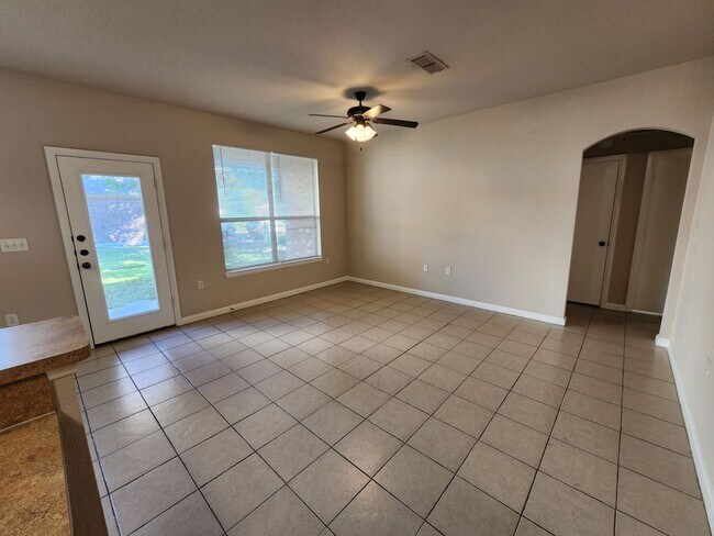 Building Photo - Roomy 3 Bedroom Duplex in Benbrook