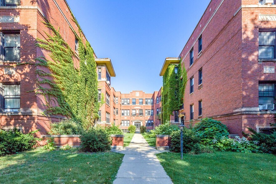 Building Photo - 3911 N Keeler Ave