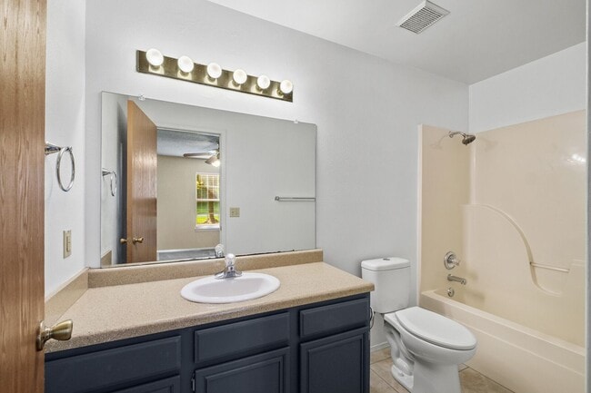 Building Photo - 3 Bedroom 2 Bath Duplex with Garage