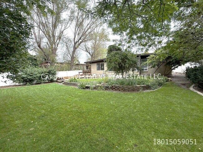 Building Photo - 389 E Meadow Rd