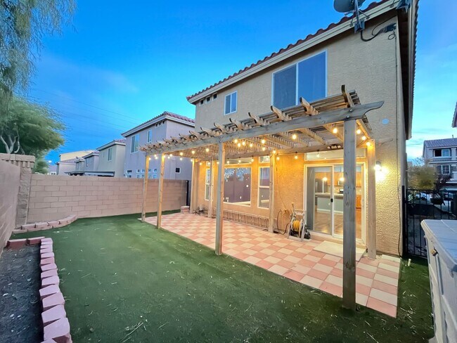 Building Photo - Desirable 4 Bedroom 2.5. Bathroom home in ...