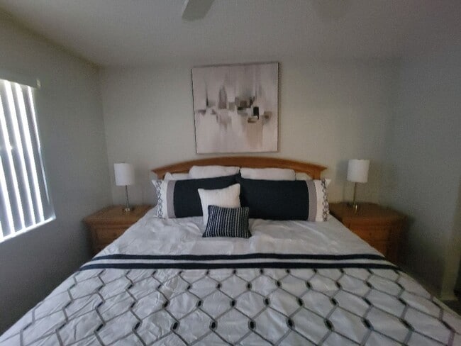 Building Photo - Lovely bottom floor UN-furnished condo Por...