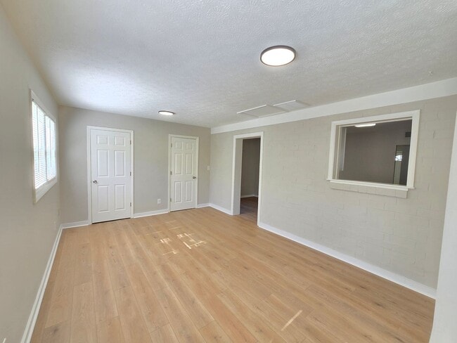 Building Photo - Newly Renovated 3 Bedroom Home – Modern Co...