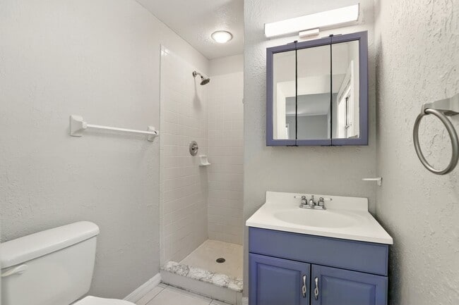 Building Photo - 1617 Acacia Rd