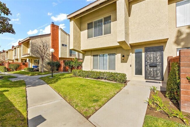 Building Photo - 1005 W Orangewood Ave