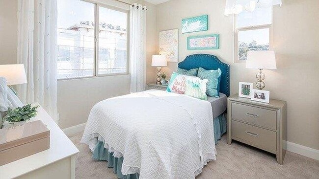 Building Photo - 4 Bedroom TownHome in the Skyline Community