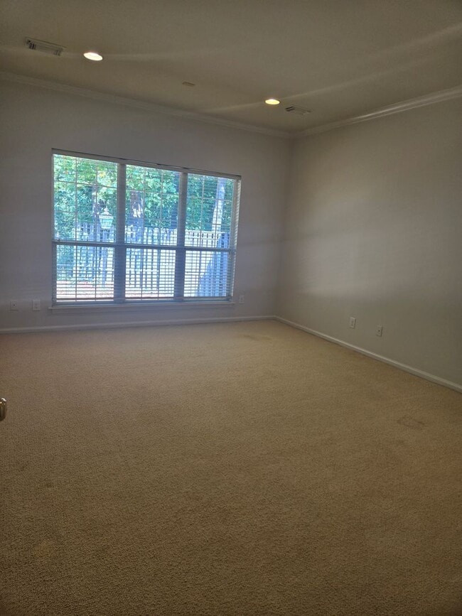 Building Photo - Charming Home in Fox Ridge Subdivision – V...
