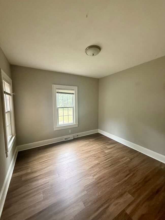 Building Photo - 3 bedroom, 1 bath house in Burlington
