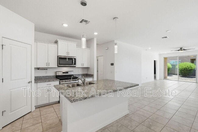 Building Photo - 40643 W Shaver Dr