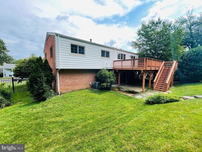 Building Photo - 7115 Warbler Ln