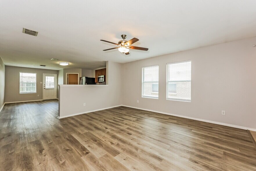 Building Photo - 1104 W Cottonwood Dr