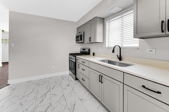 Building Photo - 816 Mackinaw Ave