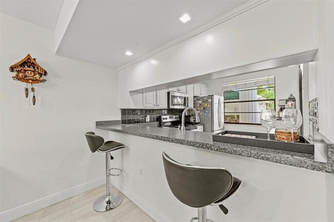 Building Photo - 6061 Balboa Cir