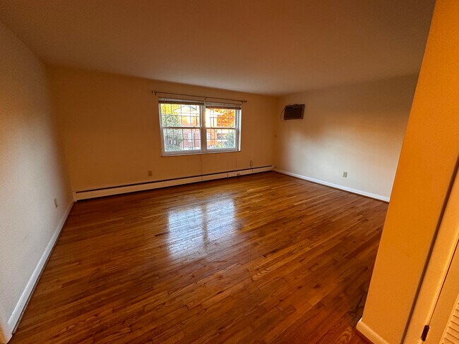 Building Photo - 2909 Van Dyke Dr