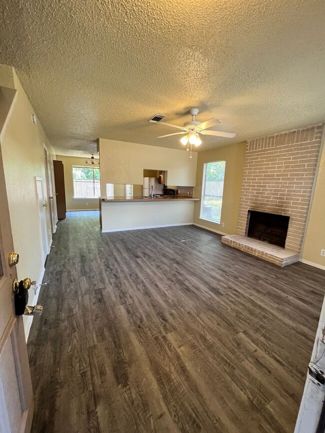 Building Photo - 2101 Granberry Dr