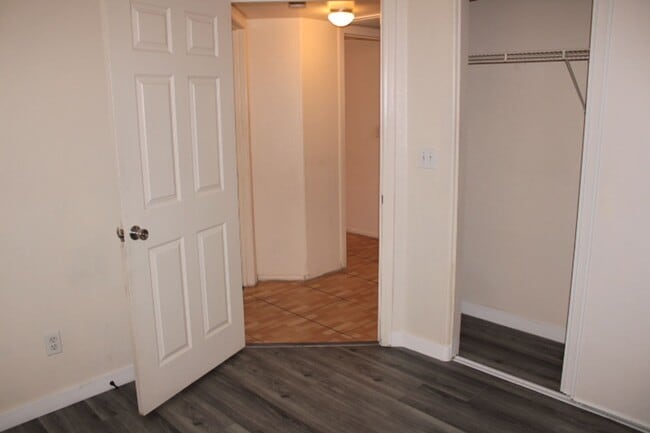 Building Photo - Nice 1000 SF Townhouse for rent in gated c...