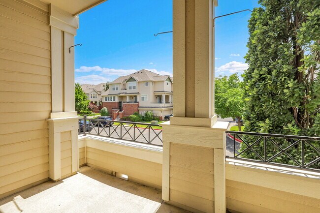 Building Photo - $2,695- 3 Bed, 3 Bath Updated Townhouse wi...