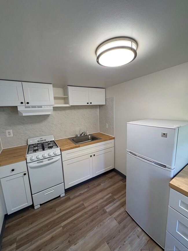 Building Photo - 5 White Birch Ln