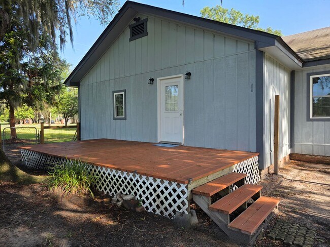 Building Photo - Country Living with Beautiful Oak Trees on Acreage!