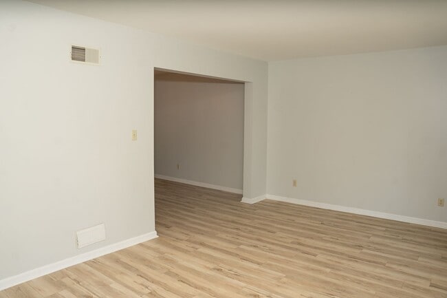 Building Photo - 922 Pinetree Way