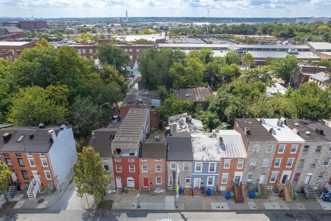 Building Photo - Spacious 2BR/2.5BA Townhome with Finished Basement & Extra Storage