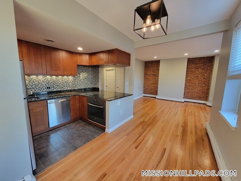 Building Photo - 390 Riverway