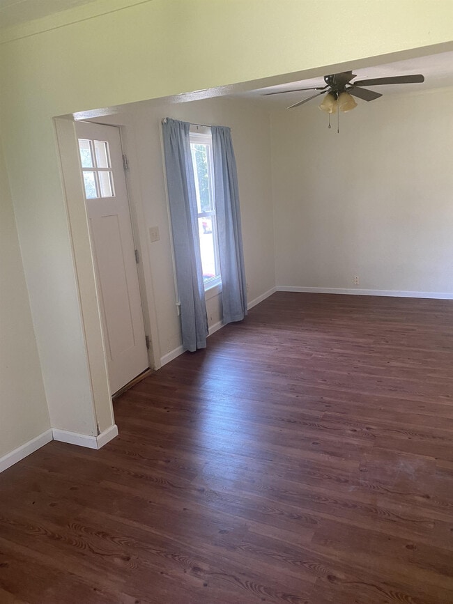 Building Photo - 313 E College St