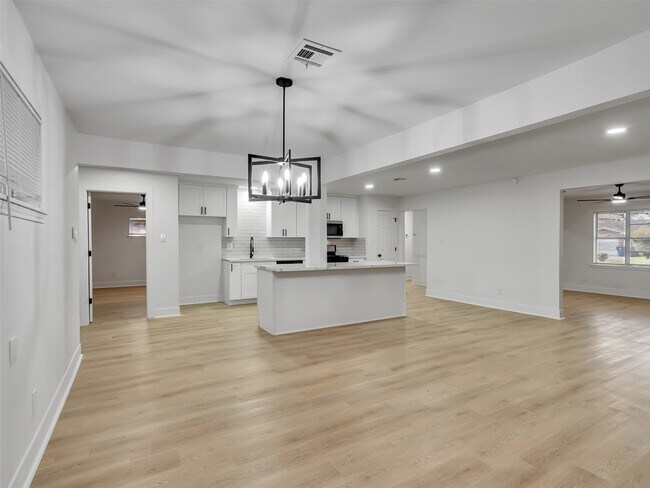 Building Photo - 6026 Diamond Ct