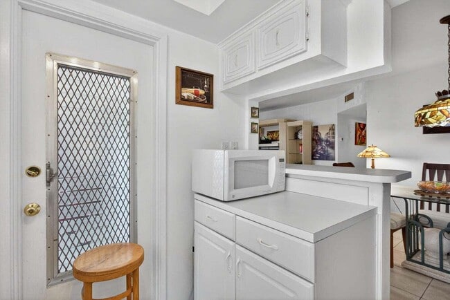 Building Photo - 100 SE 6th Ave