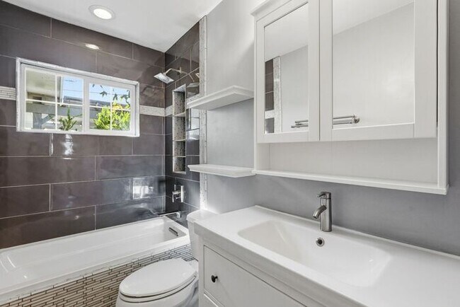 Building Photo - Modern 4 Bedroom, 3 Bathroom Home