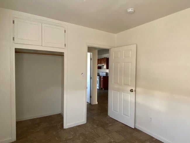 Building Photo - Large three bedroom apartment!
