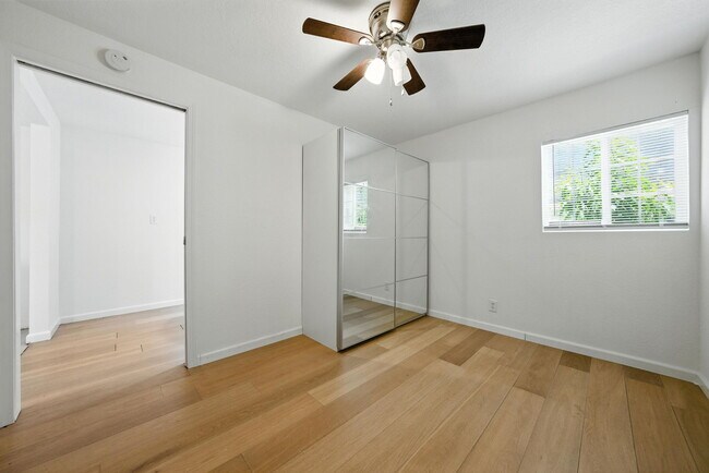 Building Photo - 5530 Laverne Ave