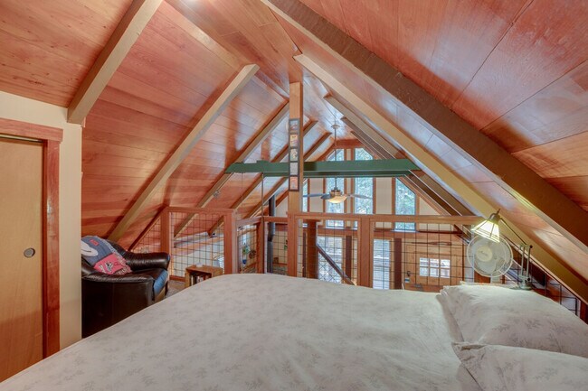 Building Photo - 7040 Bellevue Ave