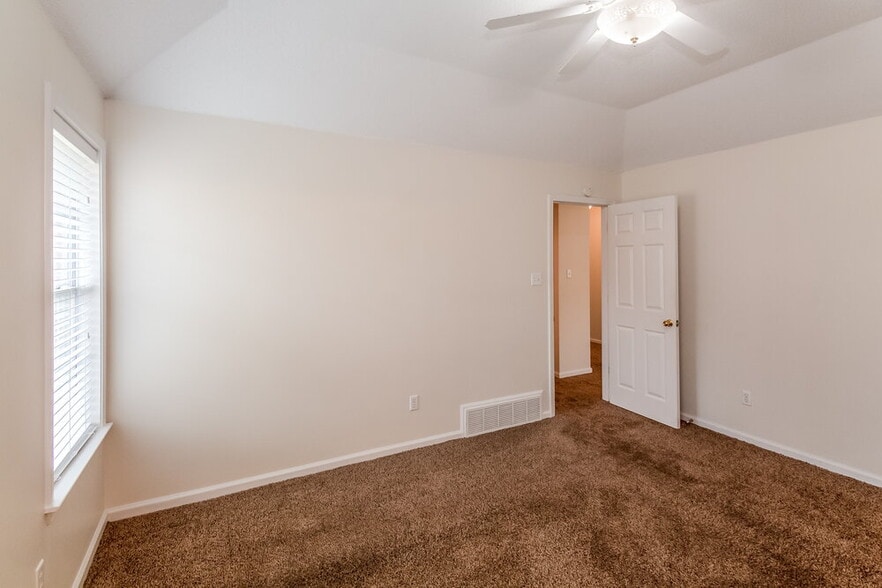 Building Photo - 3920 Paramount Cove