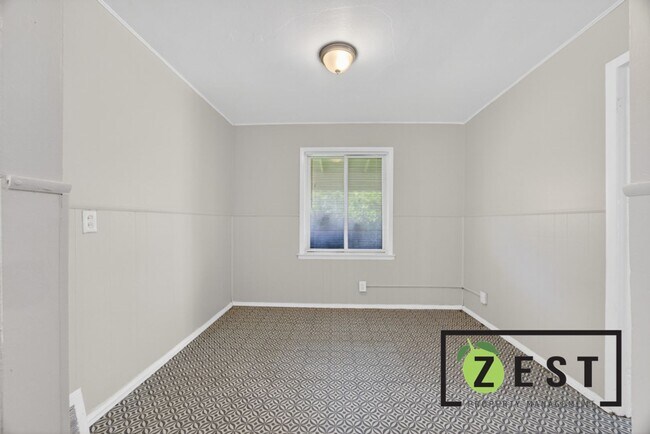 Building Photo - 8262 Rosemont Ave
