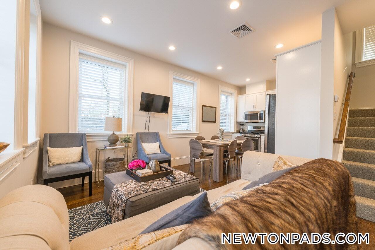 Building Photo - 2044 Beacon St