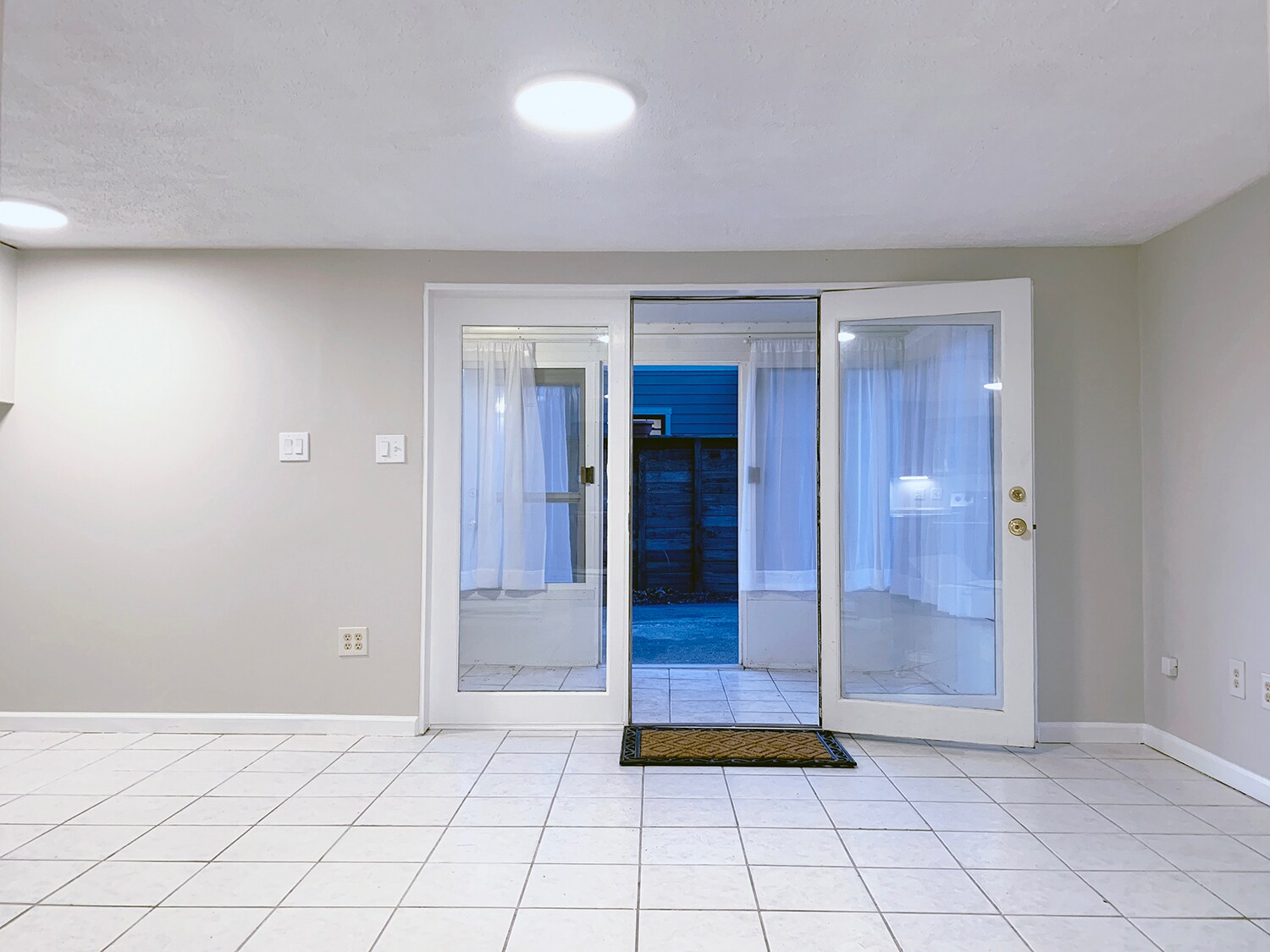 Building Photo - 353 Hillside St