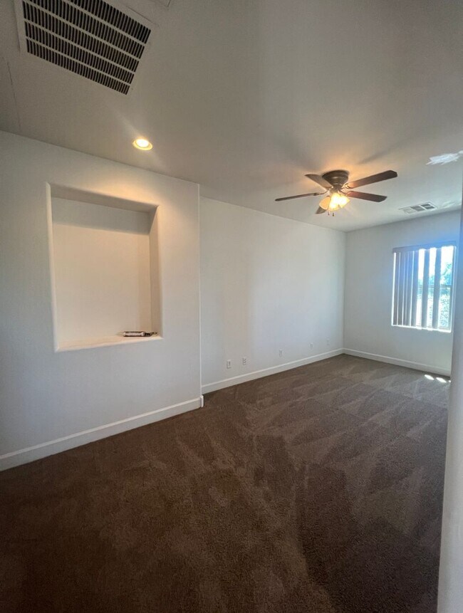 Building Photo - 3 bedroom in Higley Park