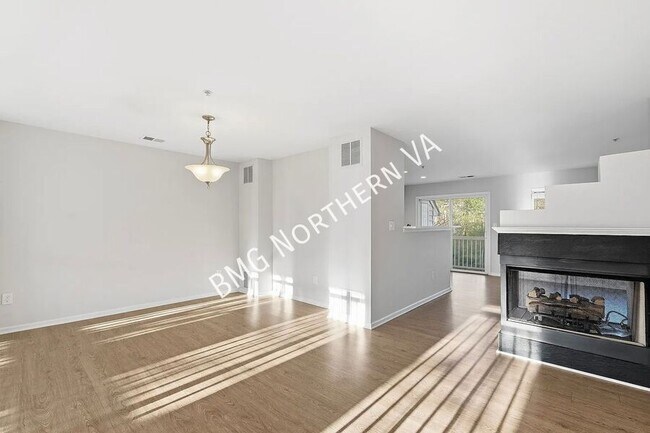 Building Photo - 1881 Crescent Park Dr