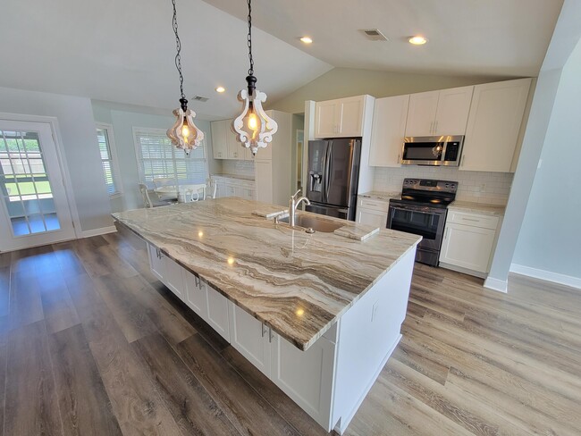 Building Photo - 3808 Saber Tooth Cir