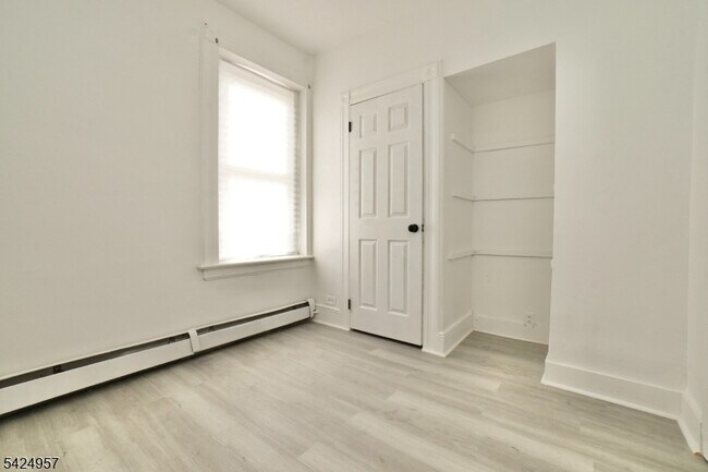 Building Photo - 11 Howard Pl