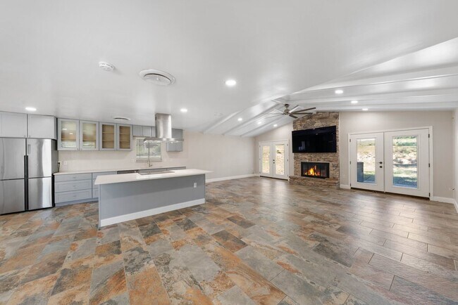 Building Photo - Spacious 4-Bedroom Retreat with Fireplace & Island Kitchen in New Braunfels