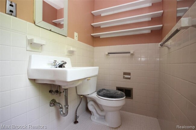 Building Photo - 702 Hendrie Blvd