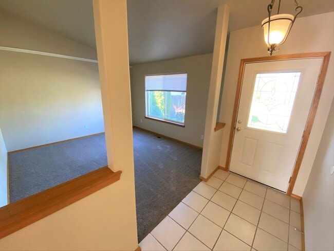 Building Photo - Spacious 3 Bedroom with Office - Fenced Lawn with Lawn Care Provided!