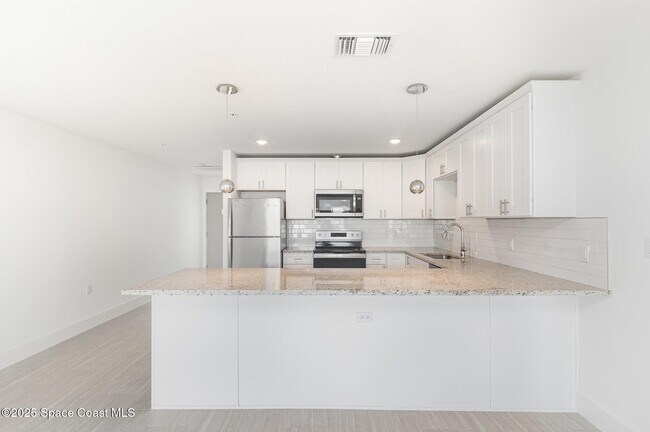 Building Photo - 1635 Par St NE