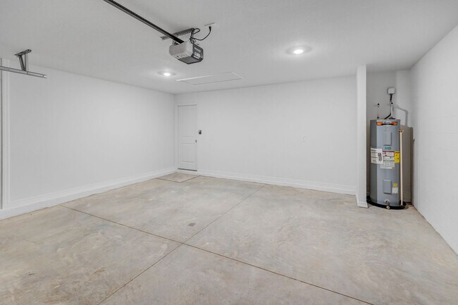 Building Photo - 2167 Lone Oak Ln