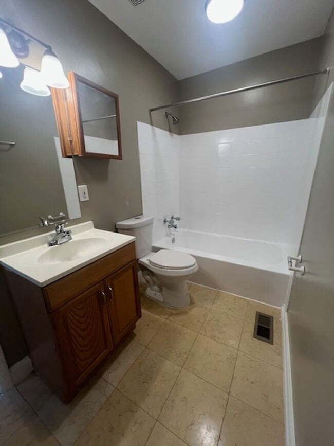 Building Photo - NICE WELL MAINTAINED TOWNHOME