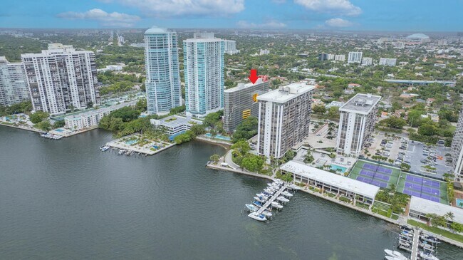 Building Photo - 2025 Brickell Ave