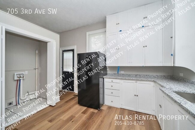 Building Photo - 705 3rd Ave SW