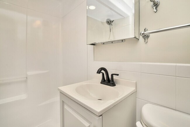 Building Photo - 77 Swan St